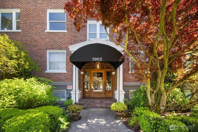 Property photo for 1902 Bigelow Avenue N #304, Seattle photo 2