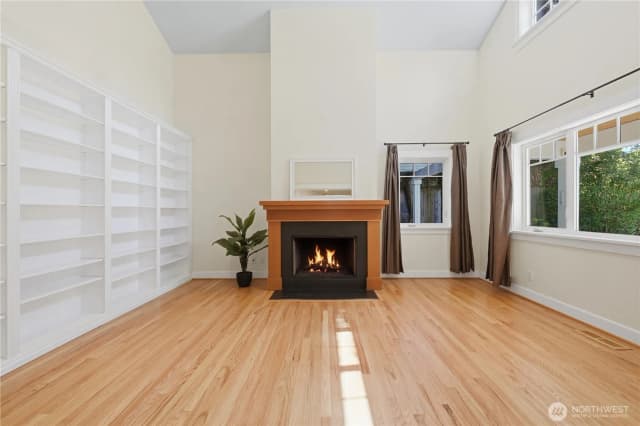 Property photo for 10630 Ne 18th Street, Bellevue photo 4