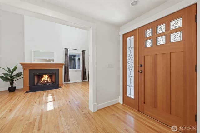 Property photo for 10630 Ne 18th Street, Bellevue photo 3