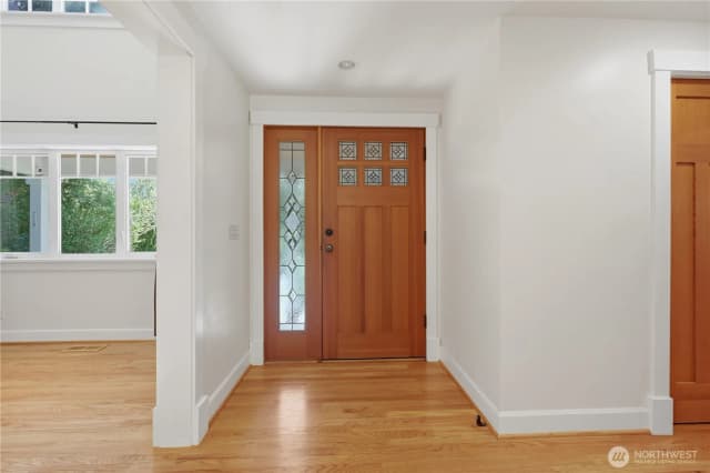 Property photo for 10630 Ne 18th Street, Bellevue photo 2