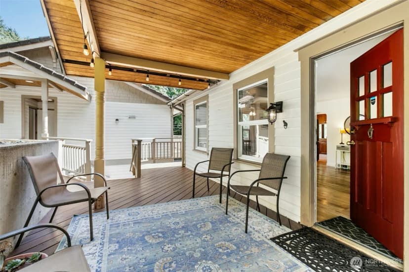 Property photo for 18901 61 Avenue Ne, Kenmore photo 4