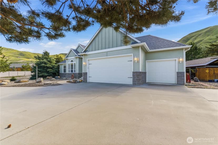 Property photo for 308 Kray Ike Court, Wenatchee photo 3