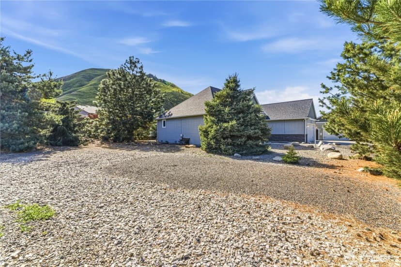 Property photo for 308 Kray Ike Court, Wenatchee photo 34