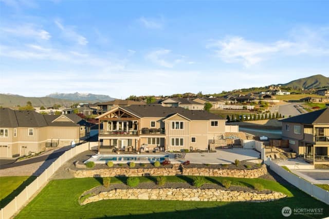 Property photo for 850 Autumn Crest Drive, Wenatchee photo 3