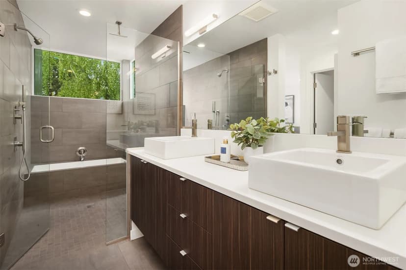 Property photo for 2418 6th Avenue W, Seattle photo 13