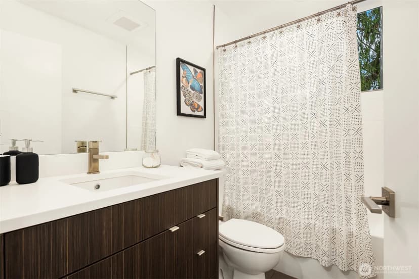 Property photo for 2418 6th Avenue W, Seattle photo 18