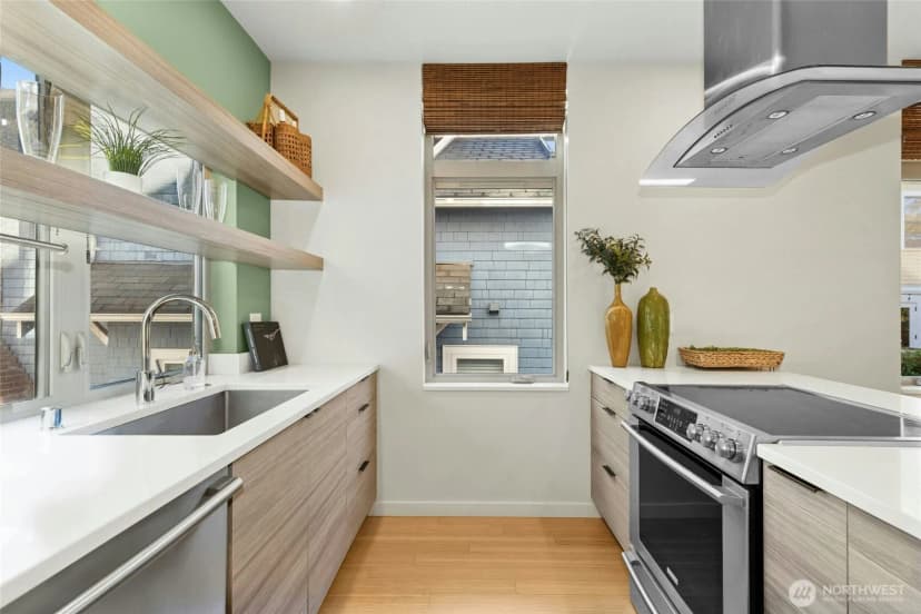Property photo for 4411 Meridian Avenue N, Seattle photo 12