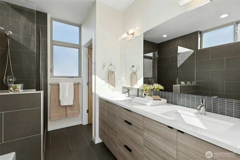 Property photo for 4411 Meridian Avenue N, Seattle photo 17