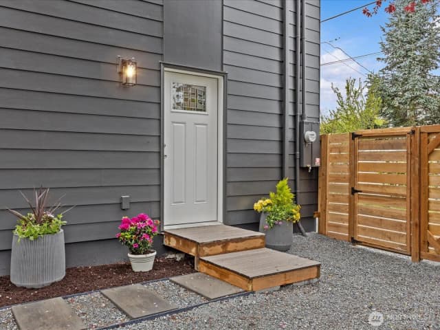 Property photo for 8117 17th Avenue Sw #b, Seattle photo 2