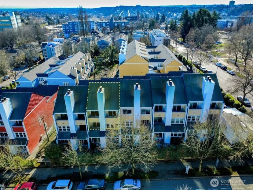 Property photo for 2001 E Yesler ## 17, Seattle photo 19