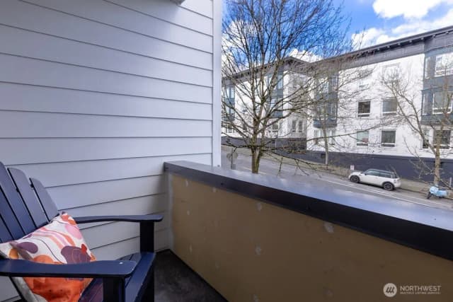 Property photo for 2001 E Yesler ## 17, Seattle photo 5