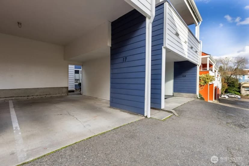 Property photo for 2001 E Yesler ## 17, Seattle photo 17