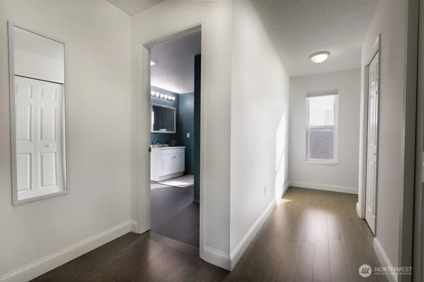 Property photo for 2001 E Yesler ## 17, Seattle photo 10