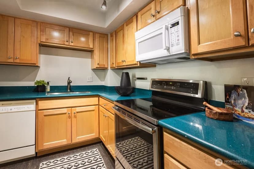 Property photo for 2001 E Yesler ## 17, Seattle photo 6