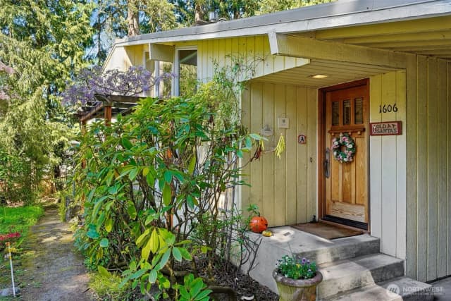 Property photo for 1606 153rd Avenue Se, Bellevue photo 2