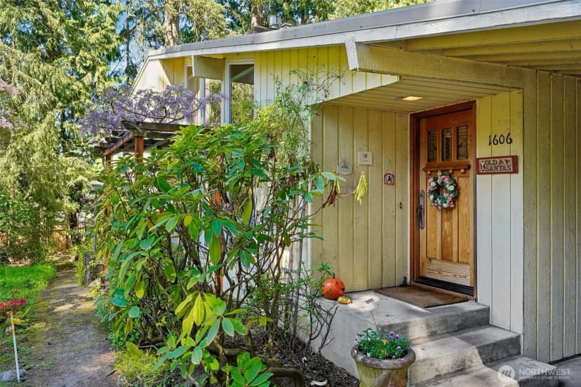 Property photo for 1606 153rd Avenue Se, Bellevue photo 2