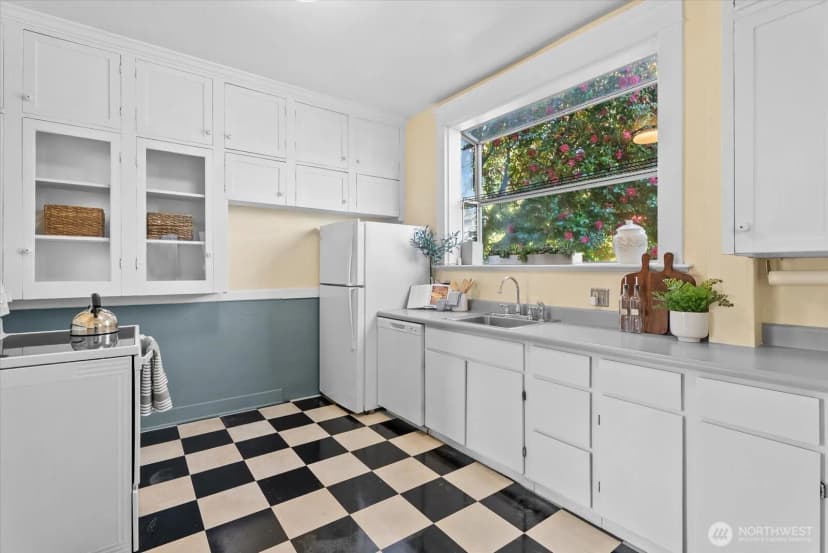 Property photo for 920 4th Avenue N, Seattle photo 19