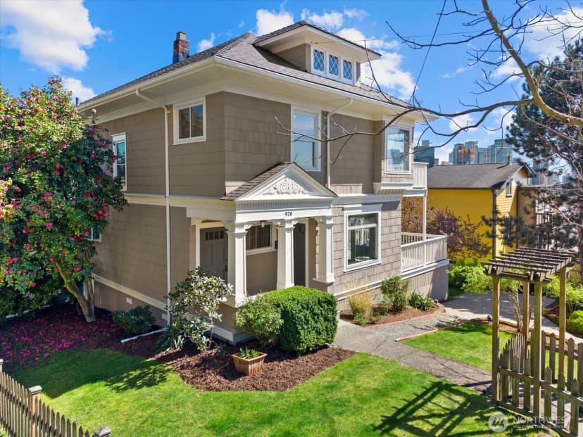 Property photo for 920 4th Avenue N, Seattle photo 9