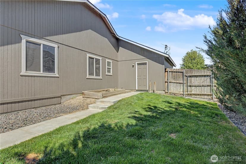 Property photo for 5929 Bluewood Street W, West Richland photo 32