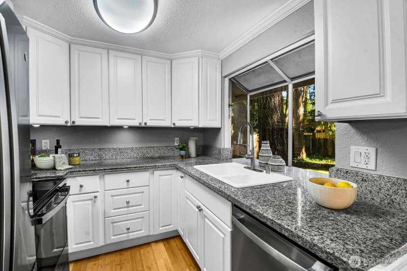 Property photo for 12117 Ne 143rd Place, Kirkland photo 9