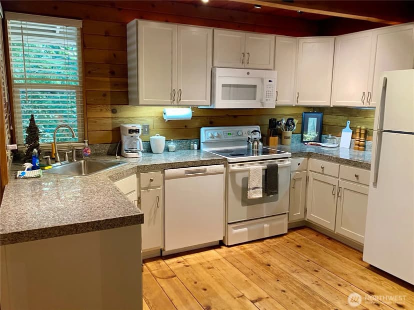 Property photo for 16726 Mountain Side Drive E, Greenwater photo 8