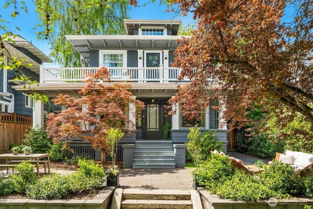 Property photo for 2833 10th Avenue E, Seattle