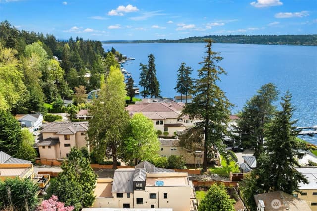 Property photo for 13327 Holmes Point Drive Ne, Kirkland