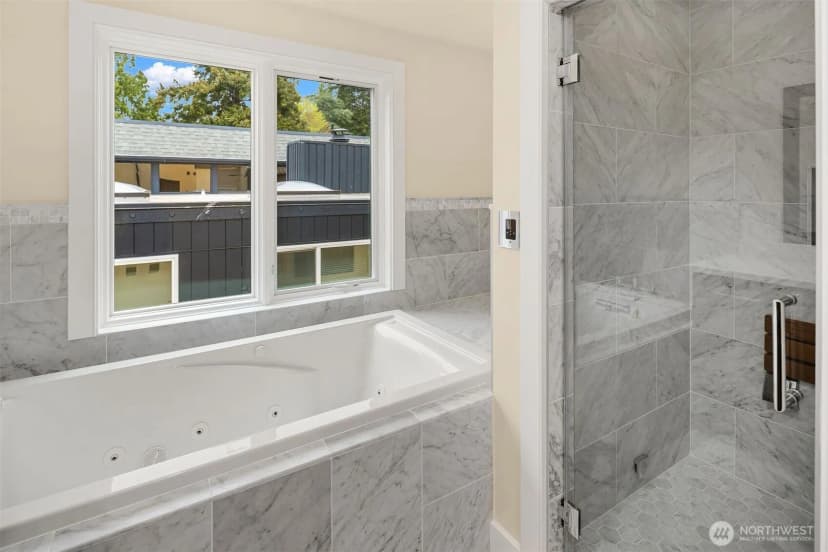 Property photo for 13327 Holmes Point Drive Ne, Kirkland photo 27