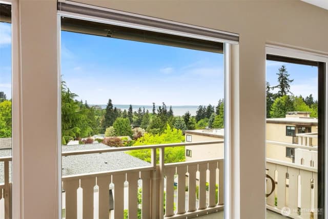 Property photo for 1110 5th Avenue S #402, Edmonds photo 4