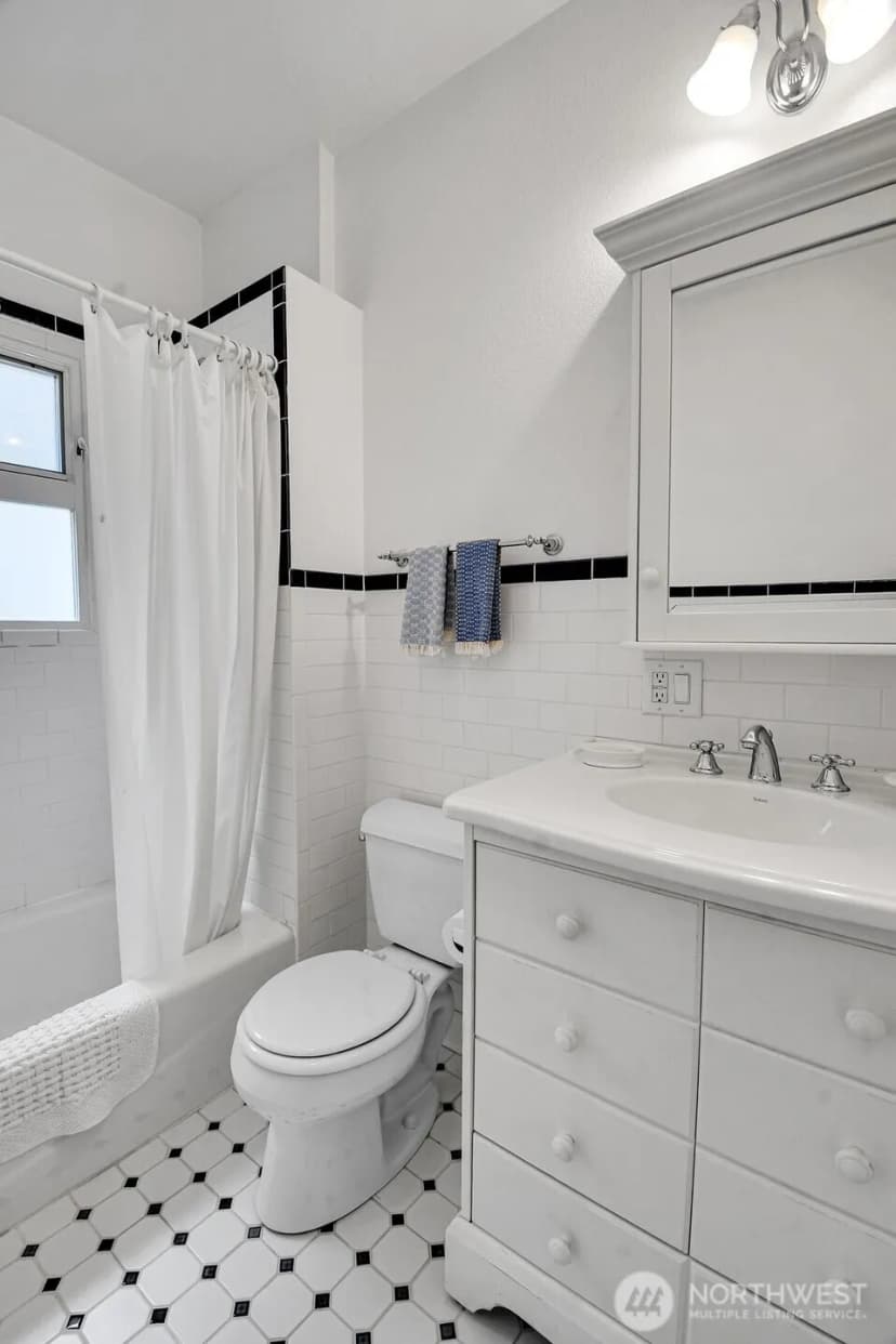 Property photo for 2719 Nob Hill Avenue N, Seattle photo 12