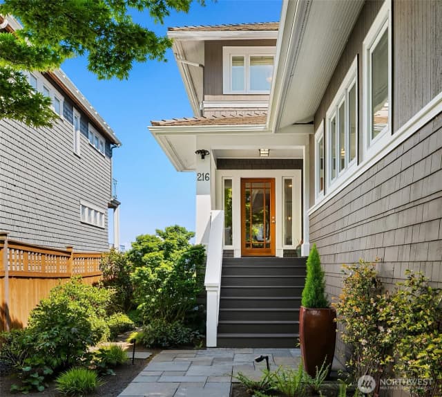 Property photo for 216 30th Avenue S, Seattle photo 2