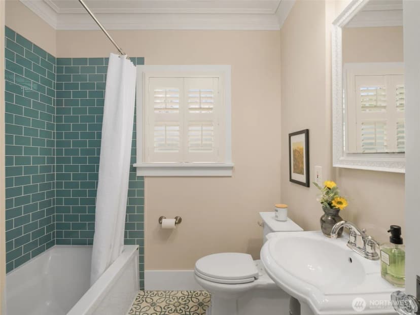 Property photo for 1423 Nob Hill Avenue N, Seattle photo 14