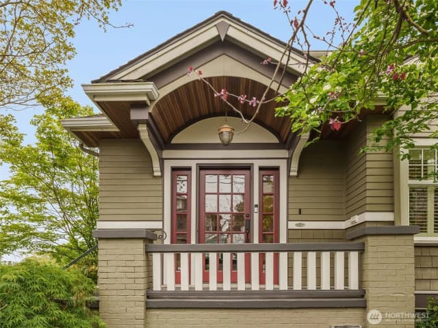 Property photo for 1423 Nob Hill Avenue N, Seattle photo 2
