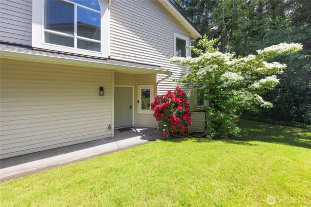 Property photo for 12541 Ne 7th Place, Bellevue photo 2