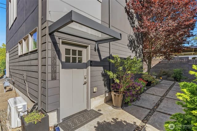 Property photo for 5953 Fauntleroy Way Sw #d, Seattle photo 2