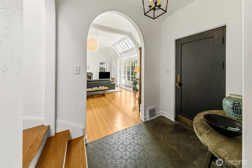 Property photo for 3822 S Court Street, Seattle photo 4