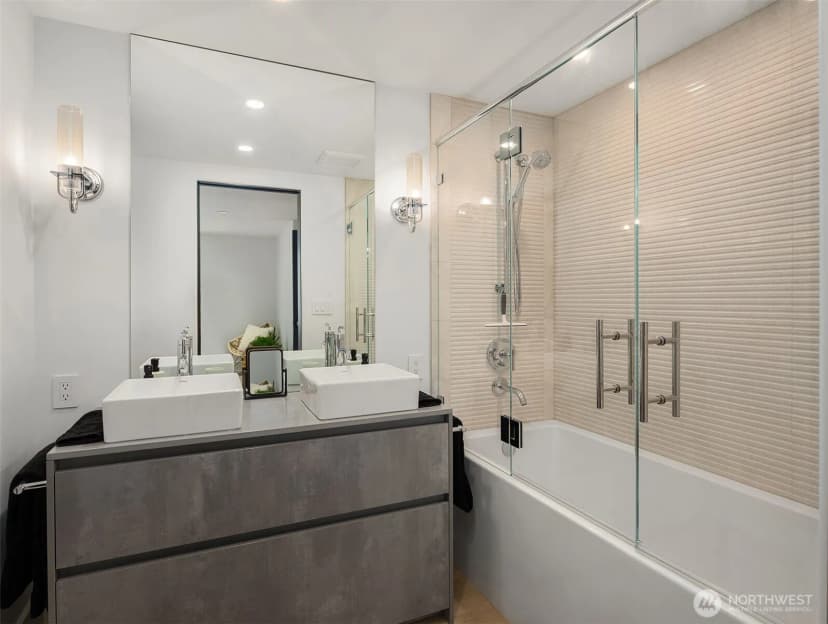 Property photo for 9205 Se Shoreland Drive, Bellevue photo 24