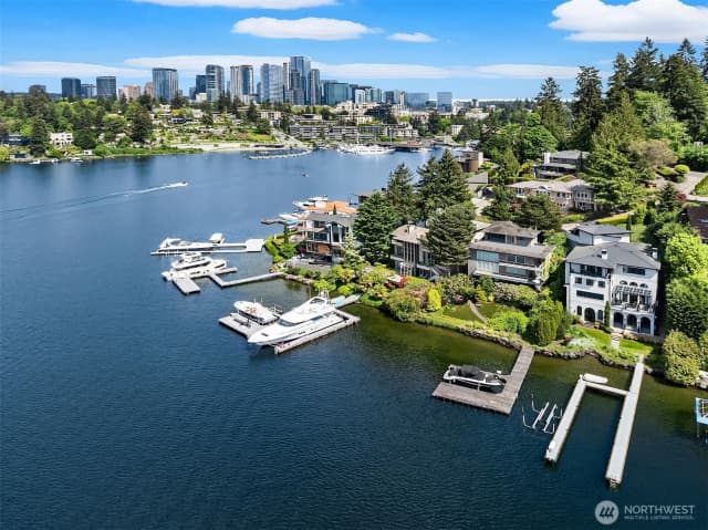 Property photo for 9205 Se Shoreland Drive, Bellevue photo 2