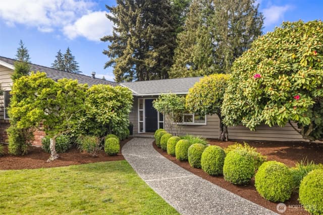 Property photo for 8320 Se 62nd Street, Mercer Island photo 2