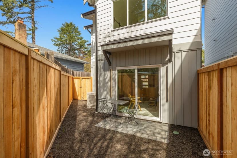 Property photo for 11013 Goodwin Way Ne, Seattle photo 19