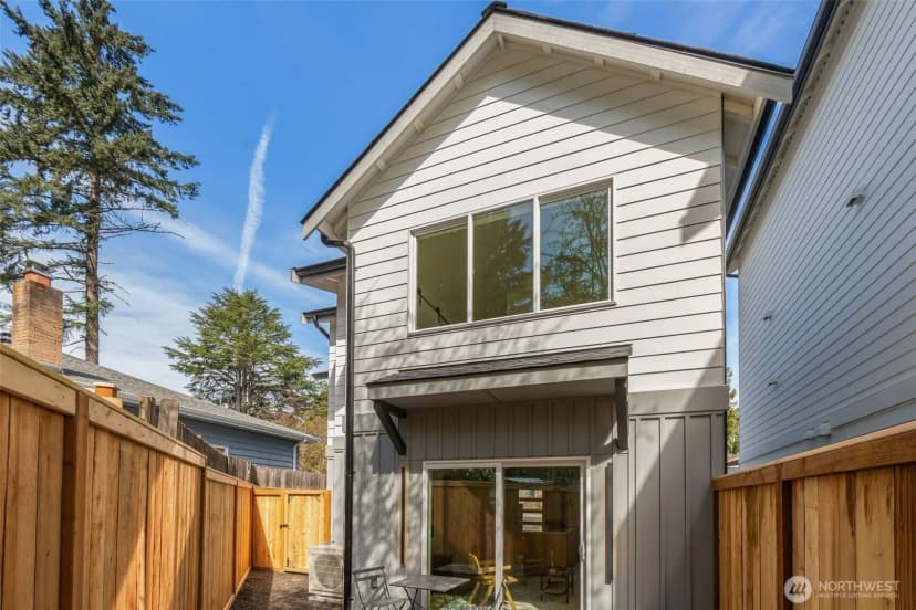Property photo for 11013 Goodwin Way Ne, Seattle photo 20