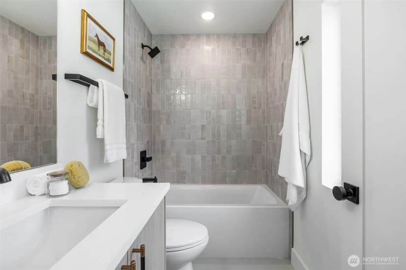 Property photo for 11013 Goodwin Way Ne, Seattle photo 17