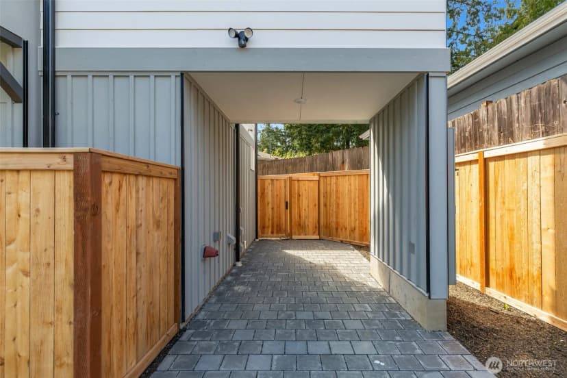 Property photo for 11013 Goodwin Way Ne, Seattle photo 24