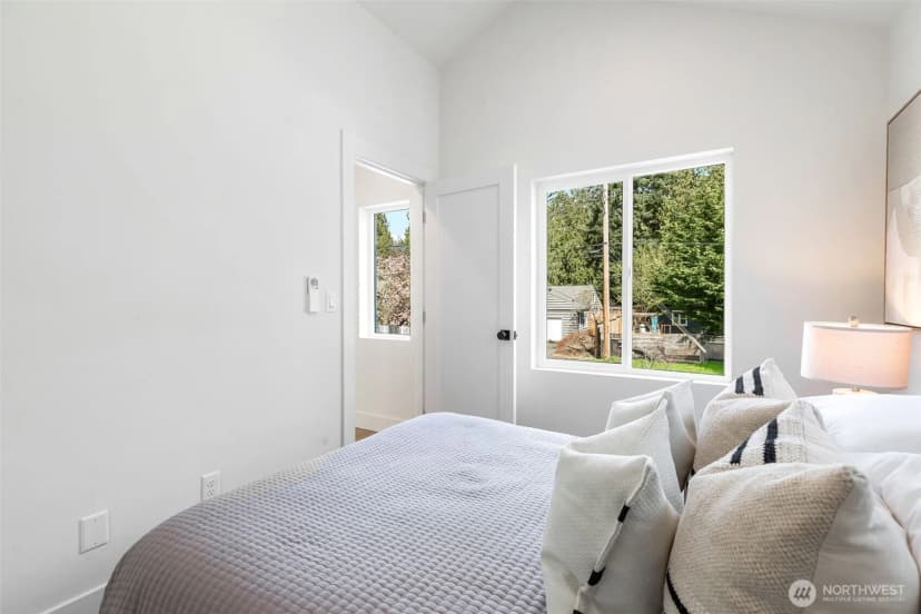 Property photo for 11013 Goodwin Way Ne, Seattle photo 16