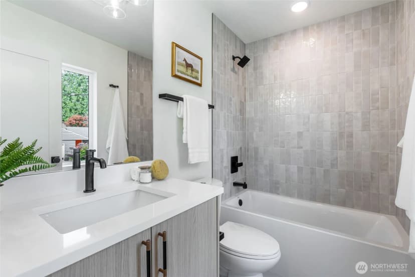 Property photo for 11013 Goodwin Way Ne, Seattle photo 18