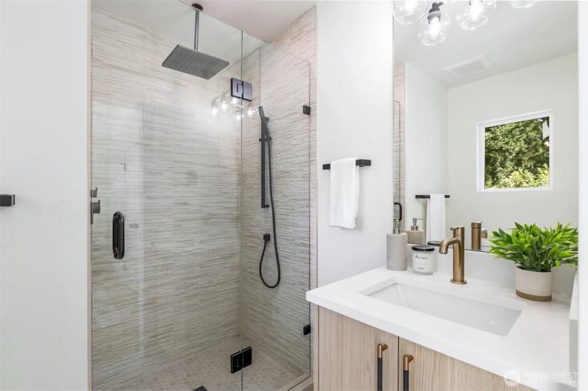 Property photo for 11013 Goodwin Way Ne, Seattle photo 13