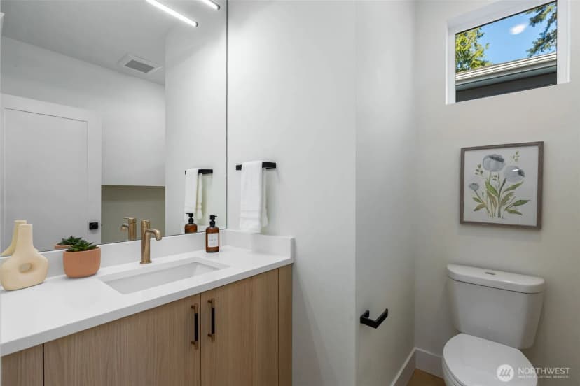 Property photo for 11013 Goodwin Way Ne, Seattle photo 8