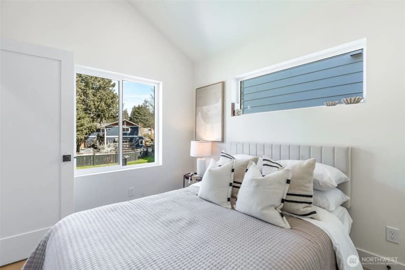 Property photo for 11013 Goodwin Way Ne, Seattle photo 15