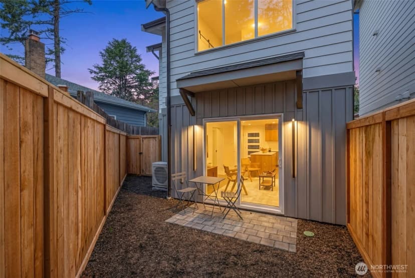 Property photo for 11013 Goodwin Way Ne, Seattle photo 21