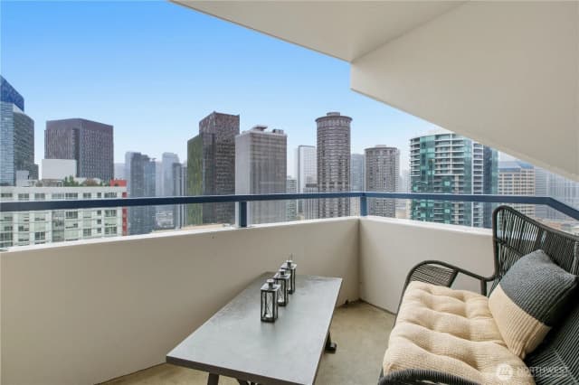 Property photo for 2100 3rd Avenue #2606, Seattle photo 3